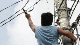 aprehension-joven-que-estaba-cortando-cables-del-tendido-electrico